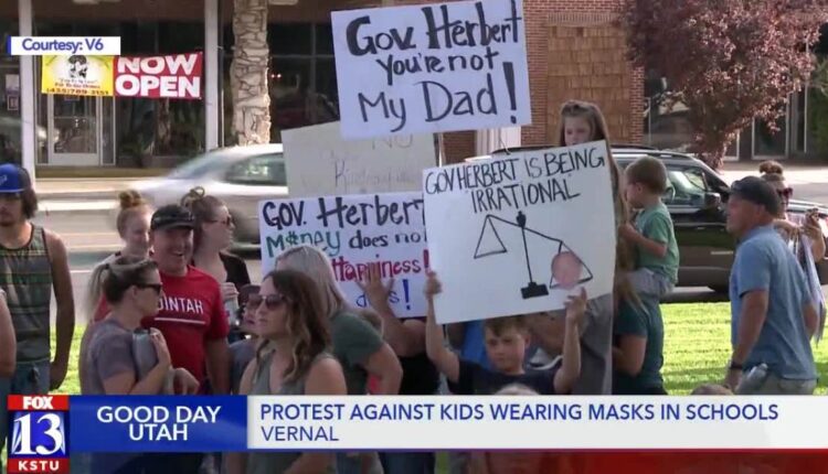 Demonstration against children with masks in schools in Vernal

