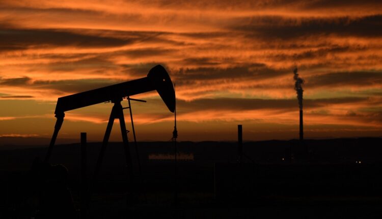 Fight Climate Emergency by Nationalizing US Fossil Fuel Industry, Says Top Economist
