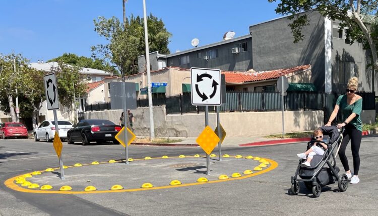 Mini-roundabout at Willoughby and Curson Avenues. Photos by Joe Linton/Streetsblog