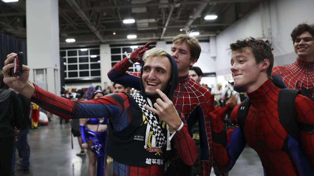 'An escape': Cosplayers, celebrities and fantasy fans gather for FanX